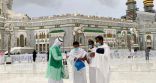 “هدية” توزع معاطف المطر على قاصدي المسجد الحرام
