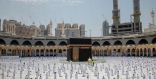 جموع المصلين يؤدون في المسجد الحرام صلاة الجمعة الأولى من شهر رمضان