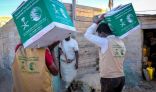مركز الملك سلمان للإغاثة يوزع أكثر من 53 طنًا من السلال الغذائية للأسر الأكثر احتياجًا في حضرموت
