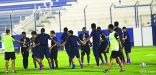 لاعبو الهلال يجتازون الفحص الطبي.. ومعجب يحاضر عليهم