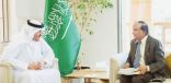 سلطان بن سلمان يلتقي خبيراً دولياً مختصاً بالرسوم الصخرية